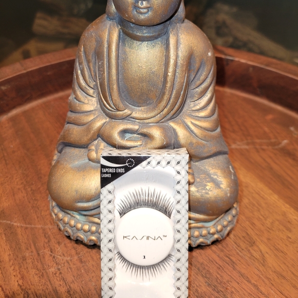 Strip Lashes - Picture 2 of 3